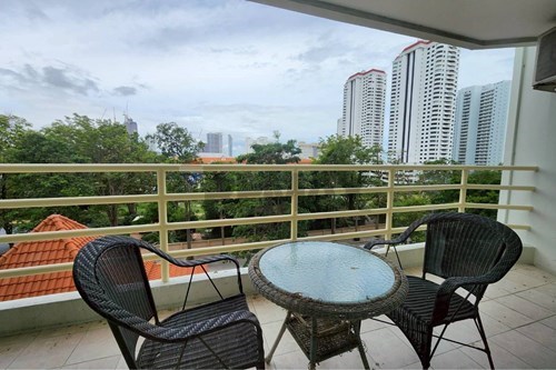 Charming Condo with Pool in Heart of Jomtien photo