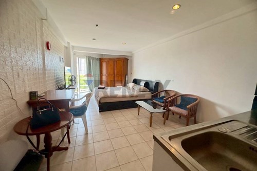 Affordable Seaside Condo: Jomtien Beach Living in Thailand