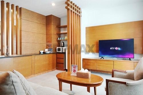 Royal Beach View – Fully Serviced Ocean-View Suite