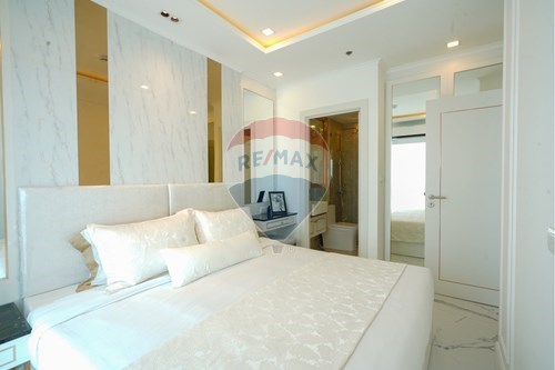 Beachfront Luxury: 1BR Condo in Pattaya photo