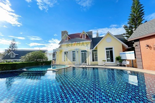 Stylish Townhouse: Urban Oasis in Pattaya