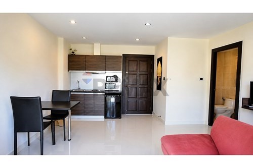Comfort & Convenience: Park Lane Jomtien Condo