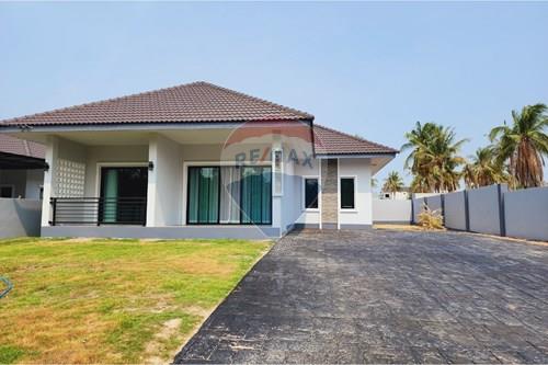 Spacious Home in Heart of Bang Lamung! photo