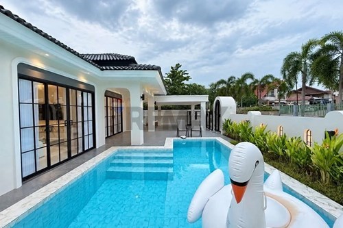 Luxury Home in Pattaya Tropical Village - For Sale — photo 2