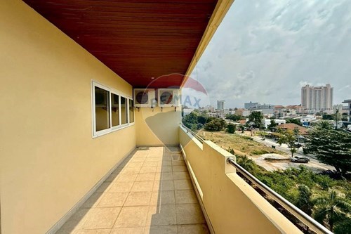 Slice of Paradise: Stunning Condo in Pratumnak photo