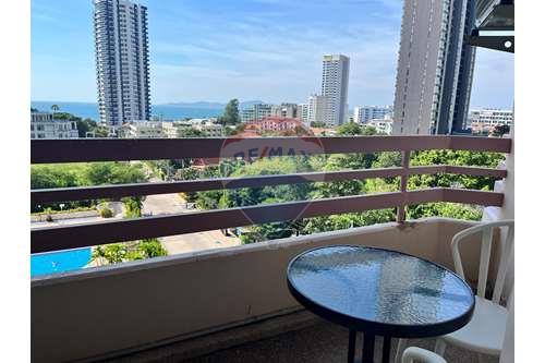 Stunning Seafront Condo in Pratumnak!