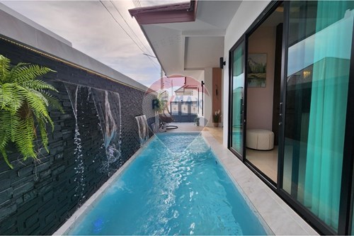 Tranquil Luxury: Huay Yai Home with Pool
