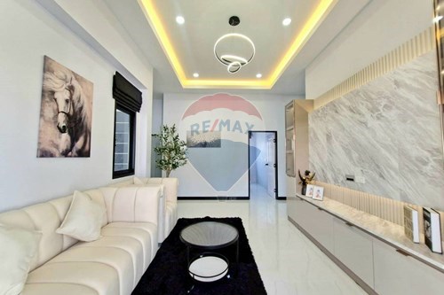 Luxury Modern Home in Bang Lamung, Chonburi photo