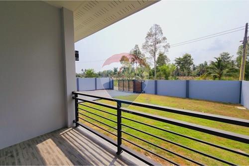 Spacious Home in Heart of Bang Lamung! photo