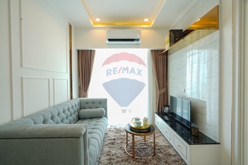 Beachfront Luxury: 1BR Condo in Pattaya photo