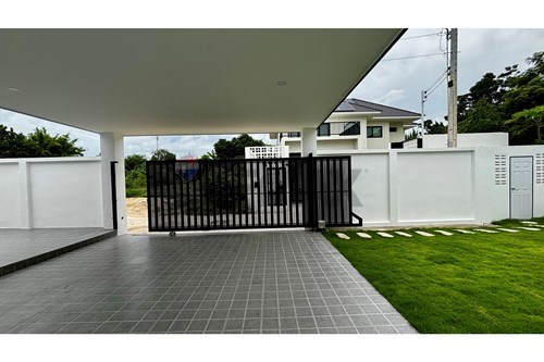 Own a Luxurious Oasis in Pattaya's Paradise