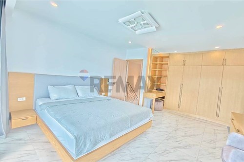 Luxurious 4-Bed Oasis in Casa Jomtien Village