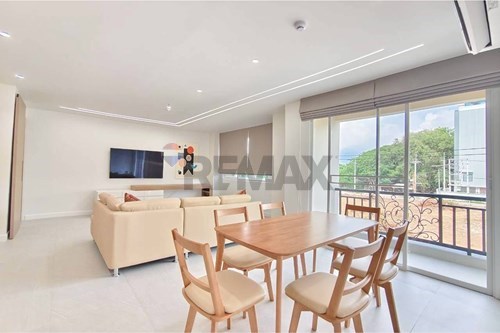 Stunning 2BR/3BA Modern Condo in Pattaya photo