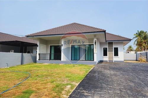 Spacious Home in Heart of Bang Lamung! photo