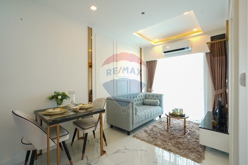 Beachfront Luxury: 1BR Condo in Pattaya photo