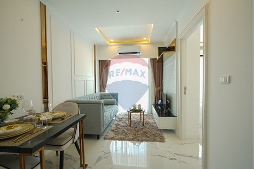 Beachfront Luxury: 1BR Condo in Pattaya