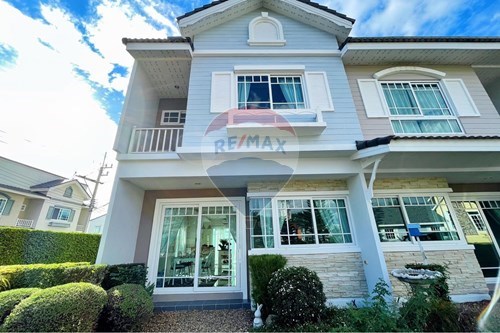 Stylish Townhouse: Urban Oasis in Pattaya photo