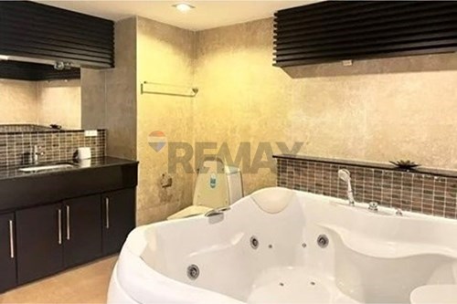 Superb Jomtien Beach Condo with Sea Views photo