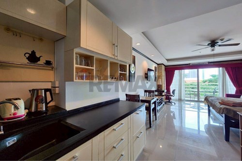 Charming Condo with Pool in Heart of Jomtien photo