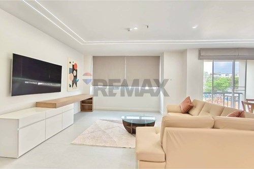 Stunning 2BR/3BA Modern Condo in Pattaya photo
