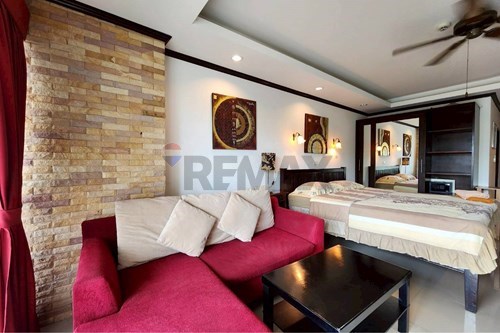 Charming Condo with Pool in Heart of Jomtien photo
