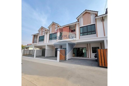Discover Your Dream Townhouse in Bang Lamung