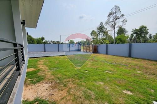 Spacious Home in Heart of Bang Lamung! photo