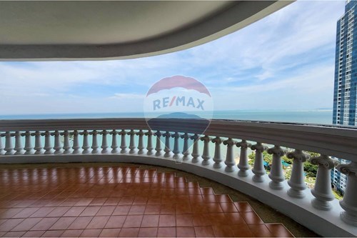 Beachfront 2BR Condo with Sea View photo