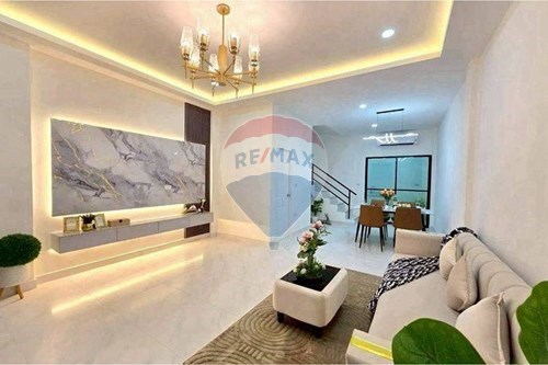 Modern Townhouse in Vibrant Nong Yai photo
