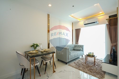 Beachfront Luxury: 1BR Condo in Pattaya photo