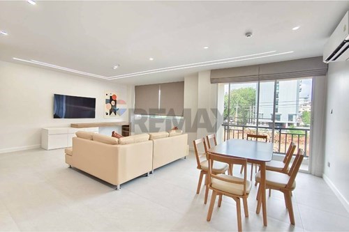 Stunning 2BR/3BA Modern Condo in Pattaya photo