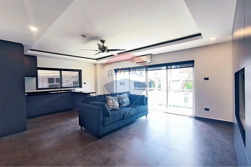 Charming Condo: Pratumnak Hill, 1-BR, FQ Legal photo