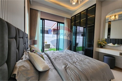 Tranquil Luxury: Huay Yai Home with Pool photo