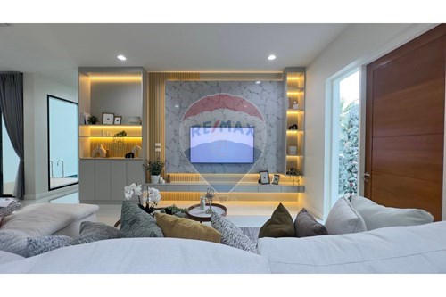 Luxury Seaside Villa: Modern 4-Bedroom Retreat photo