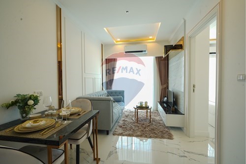 Beachfront Luxury: 1BR Condo in Pattaya photo
