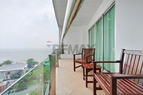 Royal Beach View – Fully Serviced Ocean-View Suite