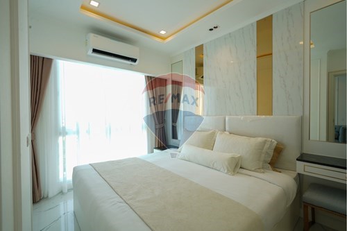 Beachfront Luxury: 1BR Condo in Pattaya photo