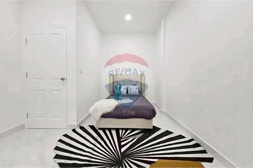 Modern Townhouse in Vibrant Nong Yai photo