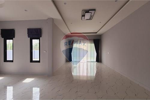 Spacious Home in Heart of Bang Lamung! photo