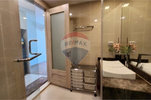 Own a Modern Condo in Pattaya's Heart photo
