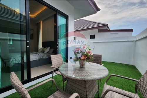 Tranquil Luxury: Huay Yai Home with Pool photo