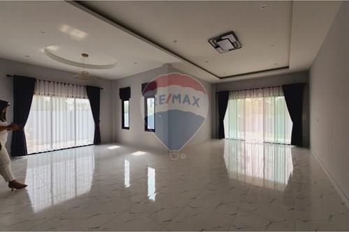 Spacious Home in Heart of Bang Lamung! photo