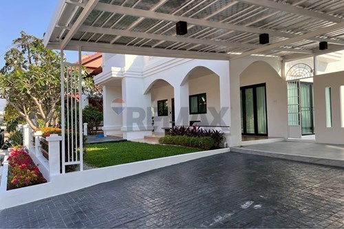 Luxurious Villa in Na Jomtien: Rent Now!