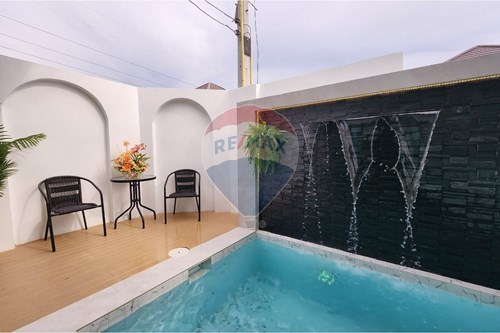 Tranquil Luxury: Huay Yai Home with Pool photo