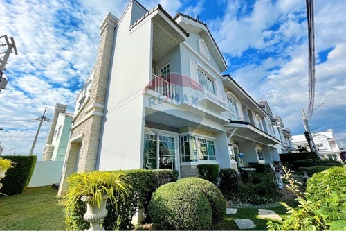 Stylish Townhouse: Urban Oasis in Pattaya photo