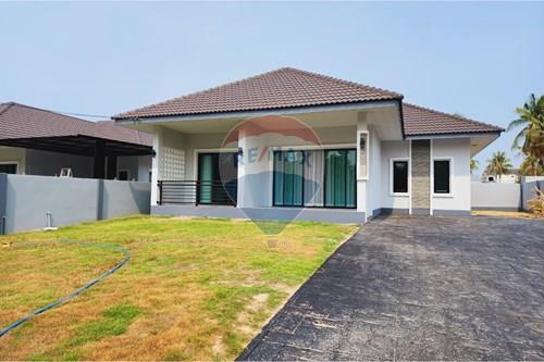Spacious Home in Heart of Bang Lamung! photo