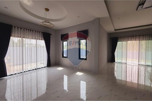 Spacious Home in Heart of Bang Lamung! photo