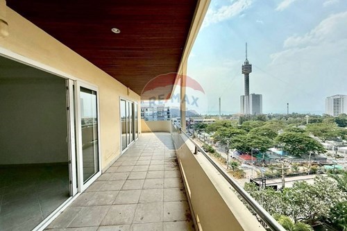 Slice of Paradise: Stunning Condo in Pratumnak photo
