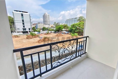 Stunning 2BR/3BA Modern Condo in Pattaya photo