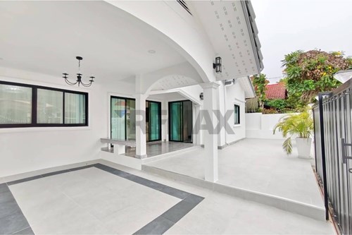 Luxury 3BR Getaway in Coastal Bang Lamung